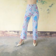 Vintage 70s wide leg pants W26, light gray flowers and blue flowers high waist pants, women hippie pants, boho pants, bohemia pants I want you to experience the beauty, style and comfort of my goods. condition vintage good for : Women: medium size : M 26-27 inch color : light gray and flower blue Material : cotton + Spandex (Pants can be extended According to the shape of the person wearing) Material : yac zipper japan Label : activewear Guestar japan measurements: inches or centimeters 1.High W Hipster Pants, Bohemian Pants, Pants Boho, Purple Jeans, Hippie Pants, Spandex Pants, Vintage Levis Jeans, Flower Blue, Boho Pants