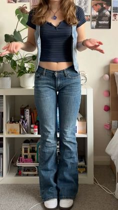 Outfits With Bootleg Jeans, Shirts To Wear With Flare Jeans, Cute Outfits Flare Jeans, Bootleg Jeans Outfit Aesthetic, Flared Jeans Outfit Aesthetic, School Outfits Dress Code, Restyle Old Clothes, Jeans Outfit Aesthetic, Dress And Jeans