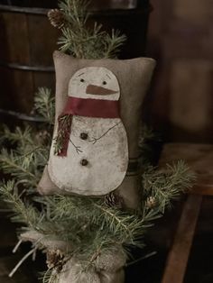 Primitive Snowman Pillow Snowman Stitchery, Cross Stitch Pillows, Primitive Christmas Patterns, Primitive Christmas Decorating Ideas, Primitive Cross Stitch, Primitive Ornaments, Primitive Christmas Decor, Snowman Images, Winter Rug