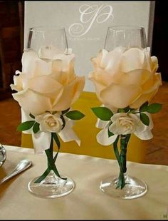 This would be perfect for the girls toast glasses at the wedding Decorated Wine Glasses, Wine Glass Crafts, Wedding Glasses, Sweet 15, Glass Crafts, Bottle Crafts, Glass Decor, Glass Painting, Wedding Centerpieces