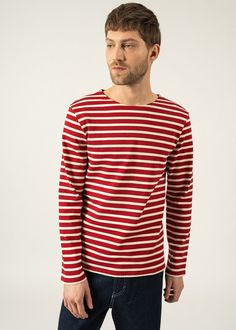 In heavy cotton jersey, this essential basic, almost a sweatshirt, is proud of its authenticity and reinvents itself from year to year in the season's colors. Its masculine straight fit around the waist and down the hips with full-length sleeves make it suitable for both men and women looking for a boyfriend fit. Please refer to the sizing guide to identify your best fit (please note that the sizing of this unisex item is based on men's sizes). For a more fitted shape at the waist, MERIDAME II i Looking For A Boyfriend, Breton Stripe Shirt, Breton Shirt, Striped Shirts, A Boyfriend, Saint James, Men Fits, Boyfriend Fit, Shirts For Men