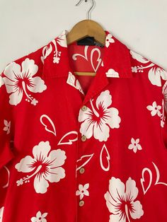 "-Description- >men's red & white floral hawaiian shirt >button front >collared >size small/medium - tag is marked small but chest size is more like a medium - please check all measurements before purchase >classic hawaiian! >condition: great >color(s): red, white >fabric(s): 100 polyester >brand: anchox blue >care: machine wash -Measurements- >size: small/medium - tag is marked small but chest size is more like a medium - please check all measurements before Vintage Tropical Fashion, Hawaiian Shirt Character Art, Hawaiian Shirt Aesthetic, Hawian Shirt, Hawaiian Shirt Pattern, Red Hawaiian Shirt, Hawiian Shirts, Hawaiian Shirt Outfit, Vibrant Outfits