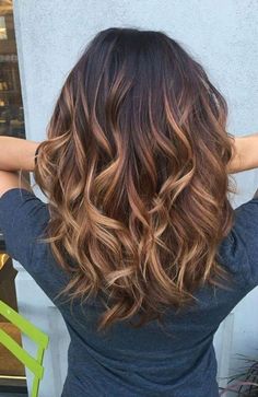 27 top idées de balayages cuivrés sur brune 8 Balayage Highlights Short Hair, Hair Color Ideas For Brunettes Balayage, Short Hair Highlights, Medium Hair Color, Hair Color Caramel, Gorgeous Hair Color, Caramel Hair, Brunette Color, Front Hair Styles