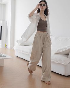 These pants have a relaxed silhouette that is typical of this year.

The natural texture is gentle on the skin and comfortable to wear.

With its relaxed and exquisite looseness, you can create a trendy outfit just by wearing it.
◾️Model
Height/Weight：168cm(66.1in)/50kg(110.2lb)
Fitting Size：L
◾️Material
hemp 45%
cotton 55%



Size (cm)
Length
Waist
Hip


XS
95
62-72
140


S
100
64-74
142


M
102
68-78
146


L
104
72-82
150 Beige Relaxed Fit Harem Pants For Loungewear, Beige Harem Pants For Spring Loungewear, Neutral Wide Leg Bottoms For Everyday, Neutral Wide-leg Bottoms For Everyday, Beige Straight Pants For Everyday, Everyday Beige Straight Pants, Relaxed Straight Leg Bottoms In Neutral Color, Cream High-waisted Linen Pants, High-waisted Cream Linen Pants