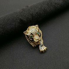 Broche tendance pour homme 


 
Les broches contribuent à ajouter un sentiment de royauté aux gentlemen. Épingler une broche sur un costume est une merveilleuse idée pour les mariages, les cérémonies et les réunions officielles. Boutique Des pièces d'inspiration vintage, modernes et de qualité chez Hugetomato ajoutent instantanément de la personnalité à votre look. Les broches et les broches de col chez Hugetomato sont en métal, en argent ou en or, ou en d'autres pierres.

 De quel côté un homme doit-il porter une broche ?
 Traditionnellement, une broche ne doit être portée que sur le sein gauche, pour le spectateur, ce serait une broche droite.
 ♥ MATÉRIAU ÉCOLOGIQUE : La broche est fabriquée en alliage de haute qualité, sans plomb, sans cadmium et sans nickel ; aucune réaction allergi Broach For Men, Mens Brooch, Brooch Design, Brooch For Men, Rhinestone Outfit, Men's Brooch, Leopard Style, Jackdaw, Brooch Men