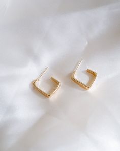 Mit unseren Joss Geometric Hoops sind Sie elegant und raffiniert! Diese Creolen mit minimalistischem geometrischem Design können jeden Tag getragen werden.



 OHRRINGE FUNKTION 












 Material: 18K Echtgold/rhodiniertes Messing

 Größe: 16x17mm

 Blei- und nickelfrei b