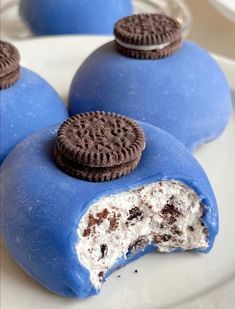 some cookies and oreos are sitting on a plate