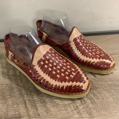 Brand New - Never Worn! Men's Size 7 (Also Fits A Women's 9) Foot Bed Heel To Toe Tip: 10" Reddish Brown & Beige Woven Leather Slip-On Style With Rubber Sole Perfect For Summer! Rainbow Flip Flops, Huarache Sandals, Suede Clogs, How To Make Brown, Mens Leather Sandals, Rubber Sandals, Leather Slide Sandals, Foot Bed, Navy Shoes