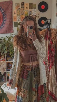 Woodstock Outfit, Hippie Outfit Inspo, Estilo Hippy, Cottagecore Outfits, 70s Outfits, Earthy Outfits, Hippie Style Clothing, Whimsical Fashion, Cute Comfy Outfits