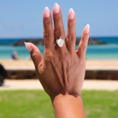 Zeigen Sie diese leuchtende Mutter des Perlenrings in all ihrer natürlichen Schönheit mit einem liebevollen Honu (Sea Turtle) Design. Dieser in Gold gefertigte Ring verfügt über eine köstlich geschnitzte Perlmutter, die Sie atemlos macht.

Honu (Turtle) Design
Ring
14k Gelbgold
Weiße Mutter von Perle, Farben können variieren
Misst ungefähr 14 x 10 mm

Zusätzliche Größen verfügbar auf Anfrage. Kontaktieren Sie uns für Unterstützung.
Lokal in Hawaii gemacht

Für immer garantieren (Lebenslange Gara Sea Turtle Shell, Hawaiian Legends, Sea Turtle Design, Jellyfish Design, Turtle Ring, Mother Of Pearl Ring, Octopus Design, Mother Of Pearl Inlay, Pineapple Design