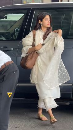 Janvi Kapoor Indian Wear, Janhvi Kapoor Suit, Celebrity Kurta Style, Veer Zaara Outfits, Janhvi Kapoor Kurta, Janhvi Kapoor Aesthetic, Jahnvi Kapoor Desi Style, Janvi Kapoor Fashion Styles, Jhanvi Kapoor In Kurti