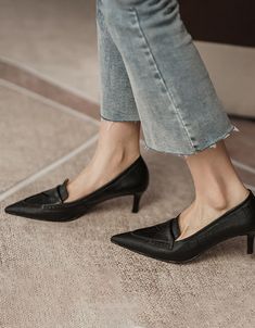 Gender: Women 
 Main Material:Cowhide 
 Heel Type:Kitten 
 Upper Material:Cow Leather 
 Heel Height: Middle (5cm) 
 Closure Type: Slip on 
 Color: Black 
 Size:35-40 Click:Shoes size Chart 
 
 
 Size 
 
 Length 
 
 
 Cm 
 Inch 
 
 
 35 
 22.50 
 8.86'' 
 
 
 36 
 23.00 
 9.06'' 
 
 
 37 
 23.50 
 9.25'' 
 
 
 38 
 24.00 
 9.45'' 
 
 
 39 
 24.50 
 9.65'' 
 
 
 40 
 25.00 
 9.84'' Oxford Shoes Outfit Women's, Pointed Kitten Heels, Retro Heels, Oxford Shoes Outfit, Low Heel Pumps, Vintage Heels, Shoe Tags, Chic Shoes, Point Shoes