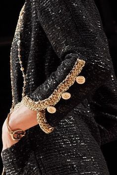 Trims Fashion Details, Chanel Spring 2022, Paris Street Style Spring, Chanel Style Jacket, 2022 Runway, Coco Chanel Mademoiselle, Pretty Little Dress, Sparkle Outfit, Chanel Resort