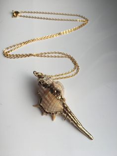 Un beau collier natural conque fait de coquillage réel et 18k Gold Plated 925 chaîne d'argent sterling. Longue durée et charmant. Les coquillages sont tous naturels et colorés à la main avec le bord d'or, tailles peuvent varier. La chaîne est 925 argent sterling plaqué avec de l'or 18car. Quelques caractéristiques de ce collier mignon sont: Garantie de haute qualité Couleur naturelle de main de conque, main avec l'or 18k plaqué 925 le chian d'argent sterling. Longue durée et pas de rouille! Conc Conch Necklace, Sea Decoration, Ocean Pendant, Jade Necklace Pendant, Fantasy Clothes, Jewelry Ocean, Cute Ear Piercings, Mermaid Aesthetic, Seashell Jewelry