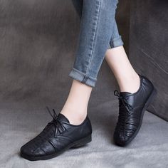 DESCRIPTION Women Shoes Main Material:CowhideHeel Type:FlatUpper Material:Cow Leather/ Cow TendonHeel Height: Low(2 cm)Closure Type:Lace Up Size:35-40 Click:Shoes size Chart Size Length Cm Inch 35 22.50 8.86'' 36 23.00 9.06'' 37 23.50 9.25'' 38 24.00 9.45'' 39 24.50 9.65'' 40 25.00 9.84'' SHIPPING WE SHIPPING ALL OVER THE WORLD (TOTAL DELIVERY TIME=PROCESSING TIME + SHIPPING TIME) Processing time : 2-5 Business days Normally. Shipping time 1 Standard Free Shipping time : 7-15 Business Days. 2 Express DHL Shipping time : 2-3 Business Days(excluding processing time). 3 Express EMS Shipping time : 2-3 Business Days(excluding processing time). 4 Express FEDEX Shipping time : 2-3 Business Days(excluding processing time). CUSTOMS AND IMPORT DUTY In general, there only be a small number of countr Platform Boots Chunky, Buckle Ankle Boots, Chunky Heels Boots, Chunky Heels Sandals, Retro Shoes, Shoe Gifts, Winter Boots Women, Stitching Leather, Womens Sandals Flat