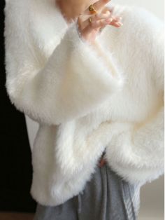 Fluffy Cashmere Sweater, White Fuzzy Sweater Outfits, White Fuzzy Sweater, Fuzzy Mohair Sweater, Streetwear Spring, Outfit Oversize, Xmas Wishlist, Acrylic Design, Sweater Oversize