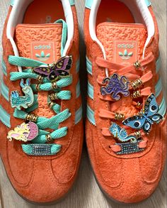 Mode Shoes, Diy Sneakers, Denim On Denim, Funky Shoes, Shoe Inspo, Aesthetic Shoes, Swag Shoes, Diy Shoes, Pretty Shoes