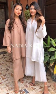 Monochrome Pakistani Outfit, Monochrome Kurta Set, Summer Pakistani Outfits, Pakistani Suits Casual Simple, Simple Kurti Design, Casual Pakistani Outfits, Casual Pakistani Outfits Simple, Pakistani Kurta Designs, Trendy Kurti