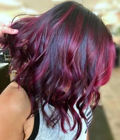 Dark Hair With Magenta Highlights, Red With Purple Highlights, Magenta Hair Highlights, Magenta Balayage, Black Lob, Pelo Color Borgoña, Shades Of Burgundy Hair, Dark Burgundy Hair, Burgundy Highlights