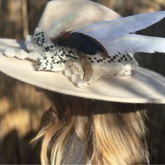 Original Hancrafted Up-Cycled Hat By Artist Kalika Nicole Designs Now Available. One Size Fits All Felt Hat With Beautiful Feather Adornments. This Boho Western Hat Will Enhance Any Outfit. Take Me Home Today! One Of A Kind Beauty! Channel Your Inner Cowgirl With This One-Of-A-Kind Bohemian Western Feather Felt Hat. Perfect For Any Occasion, Whether It Be Travel, Weddings, Parties, Or Casual Outings, This White Fedora Is A Statement Piece That Will Turn Heads. The Hat Is Artist-Made And Upcycled Boho Feather Hats, Boho Western Wedding Hat, Decorate Felt Hat, Boho 2024, Cowboy Hat Design, White Fedora, Felt Hats, Western Hat, Wedding 2025