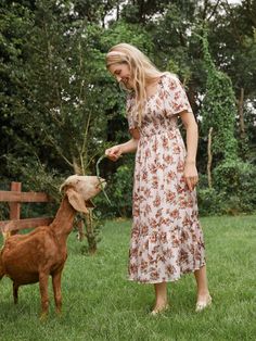 Mommy and me matching pink floral outfits, featuring soft and comfortable fabric and a simple yet elegant floral design, perfect for casual gatherings and daily wear.
* Please add each size separately to your shopping cart
* Piece of product: Each size includes 1 dress or 1 romper
- Product features: floral design, matching outfits 
- Fabric characteristics: lightweight, soft, comfortable 
- Neckline: square neck 
- Sleeves: short flutter sleeves 
- Style: matching outfits for moms and daughters 
- Fit: comfortably fits true to size 
- Length: midi length 
- Source of goods: imported 
- Supplier: PatPat Moms And Daughters, Mommy And Me Dresses, Floral Outfit, Midi Short Sleeve Dress, Cotton Viscose, Mom Outfits, Matching Outfits, Mommy And Me, Ruffle Hem