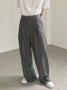 Elevate your wardrobe with our items, the epitome of modern elegance and versatility of Korean Men’s Fashion. Korean Mens Fashion, Drape Pants, 150 Lbs, Loose Trousers, Grey Trousers, Pull Sweat, Streetwear Y2k, Pleated Pants, Korean Men