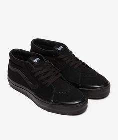 Founded in California in 1992, OTW by Vans embodies the spirit of skate culture and street style, offering a modern take on classic designs.Introducing the SK8-Mid Reissue 83 LX in Negro from the Zapatillas Clásicas y Retro category for Fall/Winter 2024. Known for its iconic style and comfort, these sneakers feature a sleek black colorway that adds a timeless touch to any outfit.Elevate your wardrobe with this must-have pair, available now at SVD. Vans Sk8 Mid, Retro Trainers, Skate Culture, Vans Vault, Adidas Samba Og, Converse Chuck 70, Fall Winter 2024, Chuck 70, Sneaker Games