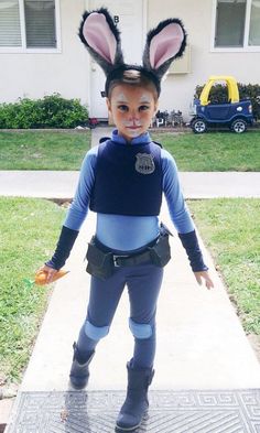 Judy Hopps from Zootopia Diy Halloween Costumes Family, Judy Hopps Costume, Halloween Costumes Family, Meme Costume, Diy Kostüm, Holloween Costume, Diy Halloween Costume, Fantasias Halloween, Family Costumes