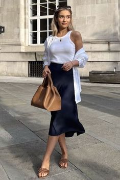 Silk Midi Skirt Outfit, Satin Skirt Outfit Summer, Satin Midi Skirt Outfit, Midi Skirt Outfits Summer, Slip Skirt Outfit, Long Satin Skirt, Long Silk Skirt