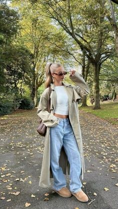 Tenue tendance avec un trench coat beige pour l’automne #fall #autumn #trench #tendance #trendy #trending #fashion #fashionista #fashionable #outfit #inspiration Casual Dinner Outfit Summer, Chica Chola, Trench Coat Beige, Uggs Outfits, Dinner Outfit Casual, Stile Blair Waldorf, Adrette Outfits, Trench Beige, Latina Outfits