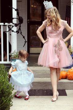 Mother Daughter Halloween Costumes, Two Person Costumes, Mother Daughter Costumes, Glenda The Good Witch, Halloween Parejas, Glinda The Good, Glinda The Good Witch, Hallowen Costume, Cute Couple Halloween Costumes