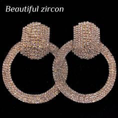 Boucles d'oreilles en strass - Boucles d'oreilles en cristal brillant pour bijoux pour femmes

 Ajoutez de l'éclat à votre look de fête avec ces boucles d'oreilles européennes et américaines en strass à grand cercle. Dotées de cristaux brillants sertis dans un design circulaire glamour, ces boucles d'oreilles sont parfaites pour ajouter une touche d'élégance à n'importe quelle tenue. Que vous assistiez à un événement formel ou que vous ajoutiez simplement un peu de bling à votre look de tous les jours, ces boucles d'oreilles de fête élégantes ne manqueront pas de faire tourner les têtes. L'accessoire parfait pour les femmes avant-gardistes, ces boucles d'oreilles en strass font un excellent cadeau pour la femme élégante de votre vie.

 Style: Classique

 Forme \ motif : rond

 Type de mét Dazzling Hoop Earrings With Rhinestones For Party, Party Jewelry With Bling, Hoop Rhinestone Party Earrings, Dazzling Bling Hoop Earrings For Party, Hoop Earrings With Rhinestones For Party, Hoop Rhinestone Earrings For Party, Dazzling Round Crystal Hoop Earrings, Dazzling Hoop Earrings For Party, Dazzling Crystal Round Hoop Earrings