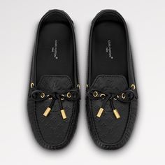 A Classic Of The Louis Vuitton Shoe Collection, The Gloria Flat Loafer Is Reinterpreted In Soft Calf Leather, Which Is Debossed With The Iconic Monogram Pattern. This Car Shoe Is Notable For Its Authentic Moccasin Construction, Which Confers Lightness And Flexibility, As Well As Its Traditionally Hand-Stitched Vamp. It Is Finished With A Supple Outsole With Rubber Pads Adorned With The Monogram Pattern And Leather Lace With Louis Vuitton-Engraved, Gold-Tone Lace Tips. Black Debossed Calf Leather Luxury Black Flats For Galas, Luxury Black Flats For Formal Occasions, Luxury Black Formal Flats, Luxury Black Flats For Business, Luxury Black Business Flats, Luxury Black Office Flats, Luxury Formal Flats, Luxury Black Flat Loafers, Luxury Flat Loafers