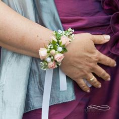 a woman wearing a purple dress holding a bouquet of flowers on her arm with the words florists - st - marclin fr