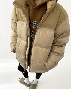 A stylish down jacket with a bi-color scheme of beige and brown. 

The stand-up neckline keeps you warm all the way to the neck. 

This is the first piece that will be useful as your main outerwear this season. 

◾️Model
Height/Weight: 162cm/40kg
Try size: S



Size (cm)
Length
Shoulder width
Chest measurement
Sleeve length


S
69
54
128
64.5


M
71
56
132
66


L
73
58
136
67.5 Brown Winter Outdoor Puffer Jacket, Brown Puffer Jacket For Winter Streetwear, Khaki Long-sleeve Puffer Jacket For Cold Weather, Casual Khaki Puffer Jacket For Cold Weather, Brown Winter Puffer Jacket For Cold Weather, Olive Winter Outerwear For Cold Weather, Olive Outerwear For Cold Weather And Winter, Olive Outerwear For Cold Weather, Khaki Hooded Puffer Jacket With Detachable Hood