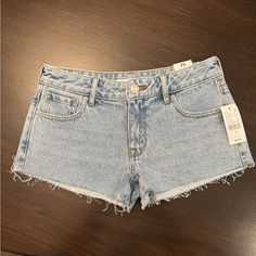 Pacsun Low Rise Denim Shorts Size 25. Brand New With Tags Straight Leg Denim Bottoms For Beach, Spring Beach Cutoff Jeans, Summer Cutoff Denim Blue Jeans, Light Wash Cutoff Jeans For Beach, Light Wash Cutoff Jeans For The Beach, Denim Blue Short Jeans For Beach, Light Wash Short Jeans For Beach, Low Rise Denim Shorts, Cute Jean Shorts