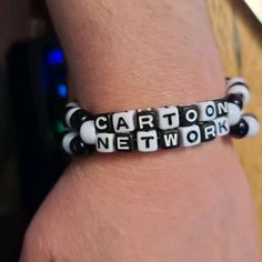 Kandi Bracelets For Couples, Beaded Bracelets Aesthetic Grunge, Shrek Kandi, Green Day Bracelet Ideas, Pierce The Veil Bracelet Ideas, Kandi South Park, Things To Put On Bracelets, Punk Bracelets Diy, Words To Put On Kandi