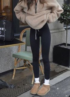 Uggs Outfit Winter, Airport Outfit Winter, Outfit With Uggs, Stile Blair Waldorf, Body Aesthetic, Leggings Outfit Fall, Ny Outfits, Cool Girl Outfits