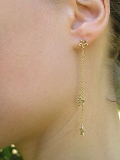 14k gold dangle flowers earrings. Beautiful, sweet and dainty solid gold earrings, with delicate flowers dangling from gold chains. App. 7 cm long. Made of 14k gold with a shiny finish. Also available, gold flower studs, here: http://www.etsy.com/listing/74272111/ A matching necklace: https://www.etsy.com/listing/487540199 To get back to my shop click here: http://www.etsy.com/shop/DaliaShamirJewelry?ref=si_shop Long Chain Earrings Gold, Unique Gold Jewelry Designs, Gold Flower Earrings, Beautiful Diamond Earrings, Bridal Chura, Dainty Gold Earrings, Gold Chain Earrings, Long Chain Earrings, Flowers Earrings