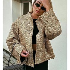 This chic, golden tweed jacket with sequins adds an elegant touch to any look. An effortless way to dress up any casual outfit while keeping you comfortable and stylish. An absolute must-have for every fashionable woman. SPECIFICATIONS Decoration: Button Decoration: Pockets Decoration: Sequins Age: Middle Age Thickness: Standard Material: Polyester Style: High Street Hooded: No Origin: CN Brand Name: TRAFZA Season: Autumn/Winter Pattern Type: Solid Sleeve Length(cm): Full Outerwear Type: Jackets Stand Collar Coat, Coat Autumn, Sequin Jacket, Collared Coat, Cropped Style, Short Coat, Swimwear Collection, Outerwear Coats, Tweed Jacket