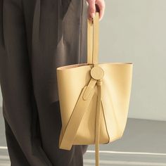 記念日, デート, 出掛け ショッピング カジュアル イエローイエロー レザー ショルダー バケツ バッグ Yellow Large Capacity Shoulder Bag For Office, Large Capacity Yellow Shoulder Bag For Office, Yellow Large Capacity Satchel For Office, Yellow Office Shoulder Bag With Adjustable Strap, Yellow Office Bag With Adjustable Strap, Winter Anniversary, Bucket Bags, Yellow Leather, Michael Kors Jet Set