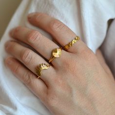 Simple gold printed band that catches the light beautifully! Material: Stainless Steel Size: 7 Made in Netherlands Faceted Ring, Bar Glassware, Wire Rings, Gold Print, Accessories Jewelry Earrings, Best Candles, Handmade Pottery, Signet Ring, Ring Bracelet