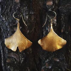 Earrings made by hand from natural leaves of the wishing tree (Ginkgo Biloba). In sterling silver or with a brass base plated in yellow or rose gold. The jewel comes accompanied with a card that tells the legend of the wishing tree. Gingko Biloba, Wishing Tree, Metalsmithing Jewelry, Ginkgo Biloba, Leaf Nature, Brass Earrings, Gold Plated Silver, Silver Roses, Silver Rose Gold