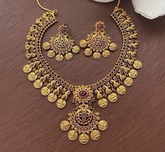 South Indian Bridal Traditional with matte gold plating Necklace Set with Earrings. Temple choker set. Gorgeous 24 K gold plated. This Necklace set comes in a beautiful gift box, making it an ideal gift for birthdays, weddings or anniversaries. Occasion: Perfect choice for any Indian occasion. Care: It is advisable that you keep products away from direct heat, humidity, and moisture. It is best to preserve your jewelry in the bag/box provided with the package. 100% Satisfaction Guarantee, Highes Kasu Mala, Guttapusalu Necklace, Kemp Necklace, Gold Necklace Indian, Gold Coin Necklace, Necklace Indian, Indian Necklace, Gold Long Necklace, Choker Set