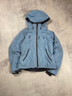 Elevate your outdoor adventures with this Nike ACG vintage Gore-Tex ski jacket. The blue jacket features a solid pattern, long sleeves, and a short length with a zip closure. The jacket is made of nylon with a polyester lining, and it is water-resistant to keep you dry during winter, fall, and spring seasons. The jacket has a regular fit and is designed for women with a size of S. It also has accents of a zipper and Nike logo, making it a stylish addition to your outdoor wear. This windbreaker style jacket is perfect for any outdoor activity, and it is a must-have for your winter wardrobe. Size S (see measurements) The length of the sleeve from the neck is 80 cm From armpit to armpit - 48 cm The length of the back is 65 cm Condition 8.5/10🔥  See all photos and read description.   If you n Gorpcore Ski, Ski Fit, Skiing Jacket, Ski Vintage, Ski Clothes, Logo Making, Women Ski, Nike Acg Jacket, Skiing Outfit