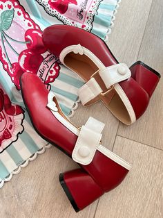 Heart Heels, Heel Mary Janes, Heart Shoes, Elegant Heels, Heart Fashion, Heart Top, Mary Jane Heels, Pretty Shoes, Shoe Lover