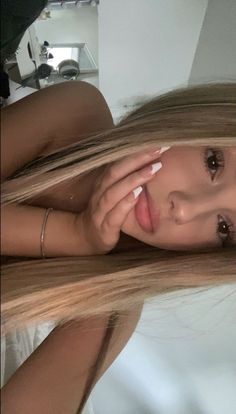 Selfie Poses Blonde, Half Face Selfie, Brown Eyes Blonde Hair, Studie Hacks, Balayage Caramel, Pretty Blonde Hair, Selfie Pics, Smink Inspiration, Model Looks