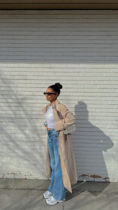 HM trench coat. Mid rise jeans. Neutral aesthetic. New balance 530. Coat Outfit Spring, Mid Rise Jeans Outfit, Aesthetic New Balance, Casual Trench Coat Outfit, Trench Coat Outfit Spring, Hm Outfits, Nyc Fits