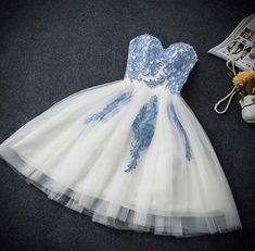 Precioso vestido de fiesta de tul blanco con apliques azules, vestido de regreso a casa
Material:Tul,Silueta:AlinearColor:Azul,Hemline:Longitud de rodilla,Detalles de atrás:Encaje Strapless Homecoming Dresses, Prom Dress Pictures, Tulle Party Dress, Hoco Dresses Short, Marine Uniform, White Dress Party, White Tulle, Sweet 16 Dresses, Vestidos Prom