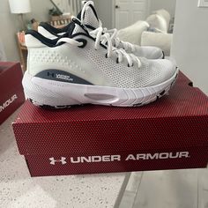 a pair of under armour shoes sitting on top of a box